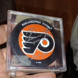 Philadelphia Flyers Bernie Parent Signed 84  HOF Puck In Plastic Holder